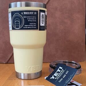 NWT YETI 30 oz. Rambler Tumbler with MagSlider Lid
